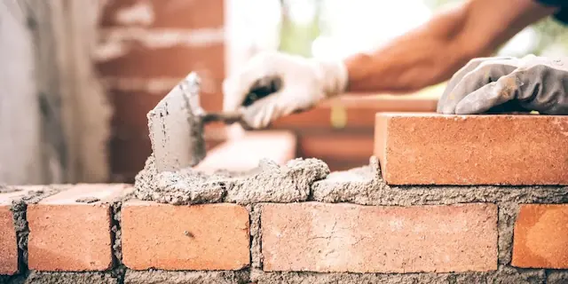 Muro de ladrillo y enlucido de pared