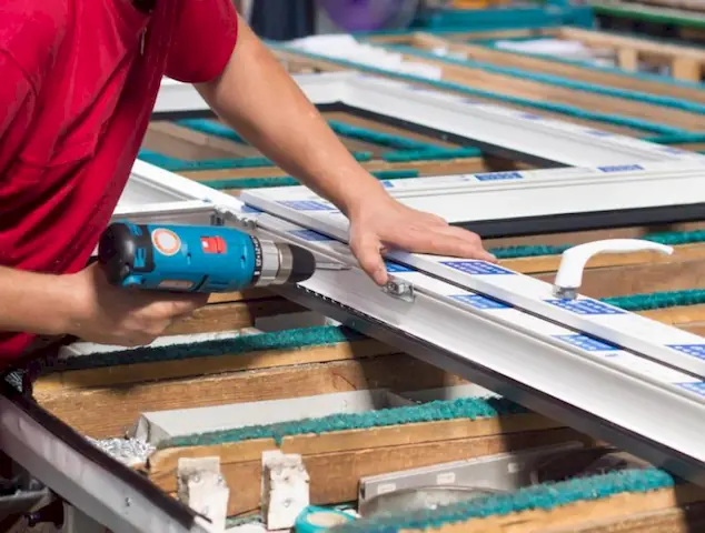 Cerramiento de aluminio y cristal templado